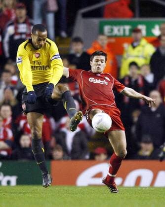 Thierry Henry (Arsenal, li.) gegen Xabi Alonso (Liverpool) - EDITORIAL USE ONLY. No use with unauthorised audio, video, data, fixture lists, club league logos or live services. Online in-match use limited to 120 images, no video emulation. No use in betting, games or single club league player publications. Fußball Herren English FA Cup 2006 2007, Englischer Pokal, Pokalspiel, Gruppe FC Liverpool - Arsenal FC London Liverpool Fußball Herren English FA Cup 2006 2007, Englischer Pokal, Pokalspiel, Gruppe FC Liverpool - Arsenal FC London Liverpool