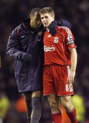 Thierry Henry (Arsenal, li.) tröstet Steven Gerrard (Liverpool) - EDITORIAL USE ONLY. No use with unauthorised audio, video, data, fixture lists, club league logos or live services. Online in-match use limited to 120 images, no video emulation. No use in betting, games or single club league player publications. Fußball Herren English FA Cup, Englischer Pokal, Pokalspiel, Liverpool FC - Arsenal FC London 1:3 o0 2007 Gruppe Liverpool Fußball Herren English FA Cup, Englischer Pokal, Pokalspiel, Liverpool FC - Arsenal FC London 1:3 o0 2007 Gruppe Liverpool