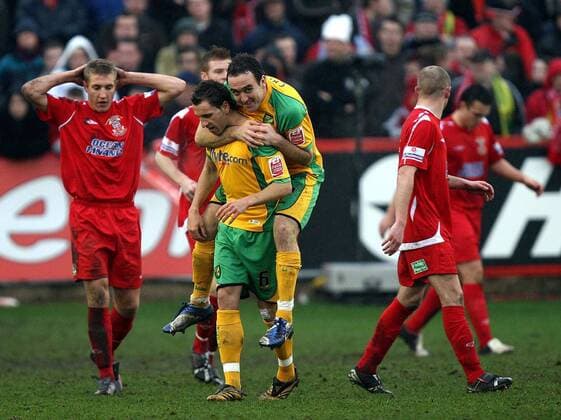 Darren Huckerby (vorn li.) und Lee Croft (beide Norwich City) - Torjubel - Fußball Herren English FA Cup 2006 2007, Englischer Pokal, Tamworth FC - Norwich City 1:4, Vdig Gruppe Tamworth Freude, Enttäuschung, Fußball Herren English FA Cup 2006 2007, Englischer Pokal, Tamworth FC - Norwich City 1:4, Vdig Gruppe Tamworth Freude, Enttäuschung,