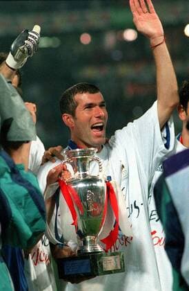Zinedine Zidane (Frankreich) mit dem Europameister Pokal - Fußball Länderspiel Herren Europameisterschaft 2000, Nationalteam, Finale, Endspiel, Vneg Einzelbild Rotterdam Freude, Begeisterung, Fußball Länderspiel Herren Europameisterschaft 2000, Nationalteam, Finale, Endspiel, Vneg Einzelbild Rotterdam Freude, Begeisterung,