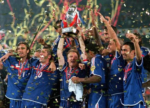Europameister Frankreich vorn v.li.: Christophe Dugarry, Zinedine Zidane, Didier Deschamps mit dem Pokal, Thierry Henry, David Trezeguet, Youri Djorkaeff; hi: Robert Pires, Sylvain Wiltord und Johan Micoud - Fußball Länderspiel Herren Europameisterschaft 2000, Nationalteam, Nationaltrikot, Finale, Endspiel, Vneg Gruppe Rotterdam Freude, Begeisterung, Fußball Länderspiel Herren Europameisterschaft 2000, Nationalteam, Nationaltrikot, Finale, Endspiel, Vneg Gruppe Rotterdam Freude, Begeisterung,