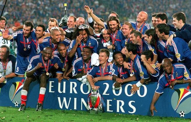 Fußball, EM Finale 2000 in Rotterdam, Frankreich - Italien 2-1 n.V. Europameister Frankreich mit Pokal hi.v.li.: Laurent Blanc, Youri Djorkaeff, David Trezeguet, Torwart Fabien Barthez, Christian Karembeu, X, X, Christophe Dugarry, Emmanuel Petit, Franck Leboeuf (hi.), Vincent ... - Fußball Länderspiel Herren Europameisterschaft 2000, Nationalteam, Nationaltrikot, Finale, Endspiel, Vneg Totale Siegerfoto, Siegerbild Rotterdam Feier, Siegesfeier, feiern Freude, Begeisterung, Fußball Länderspiel Herren Europameisterschaft 2000, Nationalteam, Nationaltrikot, Finale, Endspiel, Vneg Totale Siegerfoto, Siegerbild Rotterdam Feier, Siegesfeier, feiern Freude, Begeisterung,