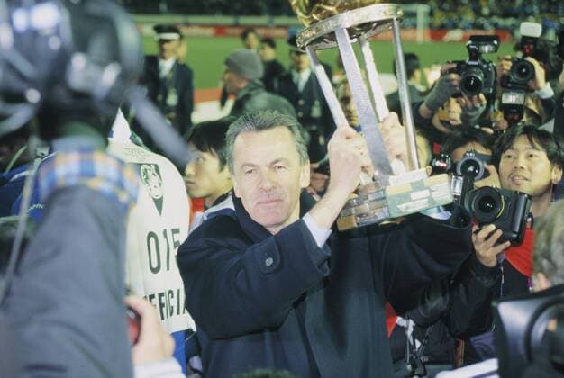 Weltpokalsieger 2001 Bayern München: Trainer Ottmar Hitzfeld mit dem Weltpokal - (aflo003) Fußball Herren Weltpokal 2001, Toyota Cup, ToyotaCup, FC Bayern München, Vneg Gruppe Tokyo, Tokio Freude, Begeisterung, Fußball Herren Weltpokal 2001, Toyota Cup, ToyotaCup, FC Bayern München, Vneg Gruppe Tokyo, Tokio Freude, Begeisterung,