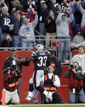 Kevin Faulk (New England Patriots) - Touchdown - (Icon46199917) American Football Herren NFL 2006 2007, Playoffs, Playoff, Play Offs, Off,, Footballfans, Zuschauer, Einzelbild Foxboro Freude, American Football Herren NFL 2006 2007, Playoffs, Playoff, Play Offs, Off,, Footballfans, Zuschauer, Einzelbild Foxboro Freude, EDITORIAL USE ONLY