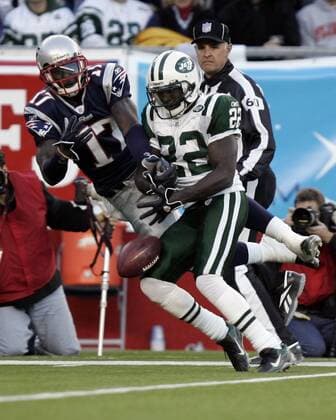 Justin Miller (New York Jets, re.) gegen Chad Jackson (New England Patriots) - (Icon46199946) American Football Herren NFL 2006 2007, Playoffs, Playoff, Play Offs, Off, New England Patriots - New York Jets 37:16 Gruppe o0 NY, N Y, Foxboro American Football Herren NFL 2006 2007, Playoffs, Playoff, Play Offs, Off, New England Patriots - New York Jets 37:16 Gruppe o0 NY, N Y, Foxboro EDITORIAL USE ONLY