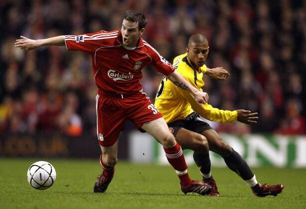 Danny Guthrie (Liverpool, li.) gegen Armand Traore (Arsenal) - EDITORIAL USE ONLY. No use with unauthorised audio, video, data, fixture lists, club league logos or live services. Online in-match use limited to 120 images, no video emulation. No use in betting, games or single club league player publications. Fußball Herren Carling Cup 2006 2007, Englischer Ligapokal, Pokal, Pokalspiel, League Gruppe o0 English Premier League, 1. Englische Liga Liverpool Dynamik, Fußball Herren Carling Cup 2006 2007, Englischer Ligapokal, Pokal, Pokalspiel, League Gruppe o0 English Premier League, 1. Englische Liga Liverpool Dynamik,