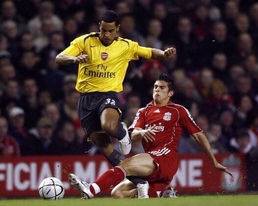 Theo Walcott (Arsenal, li.) gegen Mark Gonzalez (Liverpool) - EDITORIAL USE ONLY. No use with unauthorised audio, video, data, fixture lists, club league logos or live services. Online in-match use limited to 120 images, no video emulation. No use in betting, games or single club league player publications. Fußball Herren Carling Cup 2006 2007, Englischer Ligapokal, Pokal, Pokalspiel, League Gruppe o0 English Premier League, 1. Englische Liga Liverpool Dynamik, Fußball Herren Carling Cup 2006 2007, Englischer Ligapokal, Pokal, Pokalspiel, League Gruppe o0 English Premier League, 1. Englische Liga Liverpool Dynamik,