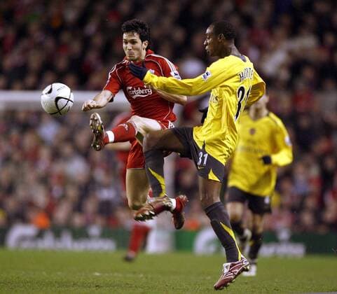 Luis Garcia (Liverpool, li.) gegen Justin Hoyte (Arsenal) - EDITORIAL USE ONLY. No use with unauthorised audio, video, data, fixture lists, club league logos or live services. Online in-match use limited to 120 images, no video emulation. No use in betting, games or single club league player publications. Fußball Herren Carling Cup 2006 2007, Englischer Ligapokal, Pokal, Pokalspiel, League Gruppe o0 English Premier League, 1. Englische Liga Liverpool Dynamik, Fußball Herren Carling Cup 2006 2007, Englischer Ligapokal, Pokal, Pokalspiel, League Gruppe o0 English Premier League, 1. Englische Liga Liverpool Dynamik,