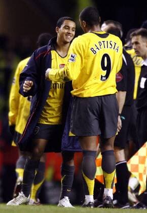 Theo Walcott (li.) und Julio Cesar Baptista (beide Arsenal) - EDITORIAL USE ONLY. No use with unauthorised audio, video, data, fixture lists, club league logos or live services. Online in-match use limited to 120 images, no video emulation. No use in betting, games or single club league player publications. Fußball Herren Carling Cup 2006 2007, Englischer Ligapokal, Pokal, Pokalspiel, League Gruppe o0 English Premier League, 1. Englische Liga Liverpool Freude, Fußball Herren Carling Cup 2006 2007, Englischer Ligapokal, Pokal, Pokalspiel, League Gruppe o0 English Premier League, 1. Englische Liga Liverpool Freude,