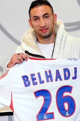 Neuzugang Nadir Belhadj (Lyon) präsentiert sein neues Trikot - (pan18109) Fußball Herren Ligue 1 2006 2007, 1. Französische Liga, Olympique Lyonnais, OL Einzelbild o0 Pressekonferenz, PK, Lyon Fußball Herren Ligue 1 2006 2007, 1. Französische Liga, Olympique Lyonnais, OL Einzelbild o0 Pressekonferenz, PK, Lyon