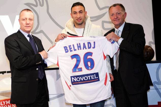 Neuzugang Nadir Belhadj (Mitte) präsentiert gemeinsam mit dem sportlichen Berater Bernard Lacombe (li.) und Präsident Jean Michel Aulas (alle Lyon) sein neues Trikot - (pan18109) Fußball Herren Ligue 1 2006 2007, 1. Französische Liga, Olympique Lyonnais, OL Gruppe o0 Pressekonferenz, PK, Lyon Fußball Herren Ligue 1 2006 2007, 1. Französische Liga, Olympique Lyonnais, OL Gruppe o0 Pressekonferenz, PK, Lyon