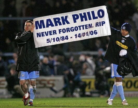 Mark Philo - Never forgotten - Wycombe Spieler gedenken mit einem Banner ihrem vor knapp einem Jahr verstorbenen Mitspieler Mark Philo - EDITORIAL USE ONLY. No use with unauthorised audio, video, data, fixture lists, club league logos or live services. Online in-match use limited to 120 images, no video emulation. No use in betting, games or single club league player publications. Fußball Herren Carling Cup 2006 2007, Englischer Ligapokal, Pokal, Pokalspiel, League, Wycombe Wanderers Gruppe Halbfinale Wycombe Kameradschaft, Nachdenklichkeit Fußball Herren Carling Cup 2006 2007, Englischer Ligapokal, Pokal, Pokalspiel, League, Wycombe Wanderers Gruppe Halbfinale Wycombe Kameradschaft, Nachdenklichkeit