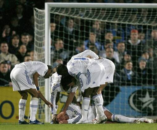 Wayne Bridge (Chelsea) verletzt am Boden, seine Mitspieler kümmern sich um ihn - EDITORIAL USE ONLY. No use with unauthorised audio, video, data, fixture lists, club league logos or live services. Online in-match use limited to 120 images, no video emulation. No use in betting, games or single club league player publications. Fußball Herren Carling Cup 2006 2007, Englischer Ligapokal, Pokal, Pokalspiel, League, Halbfinale Gruppe Wycombe Fußball Herren Carling Cup 2006 2007, Englischer Ligapokal, Pokal, Pokalspiel, League, Halbfinale Gruppe Wycombe