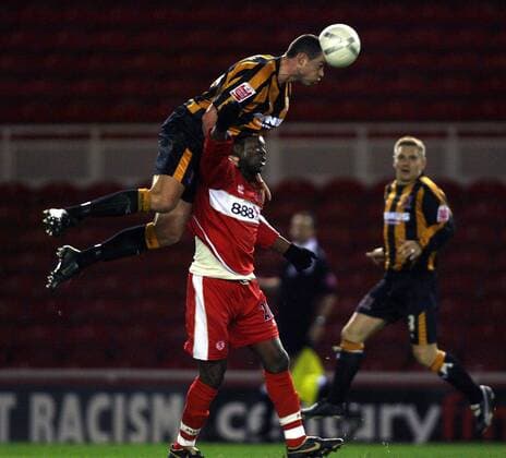 Damien Delaney (Hull City) stützt sich bei Yakubu Ayegbeni (Middlesbrough) auf - Fußball Herren English FA Cup 2006 2007, Englischer Pokal, Pokalspiel, Middlesbrough FC - Hull City AFC Gruppe Middlesbrough Dynamik, Kampf, Fußball Herren English FA Cup 2006 2007, Englischer Pokal, Pokalspiel, Middlesbrough FC - Hull City AFC Gruppe Middlesbrough Dynamik, Kampf,