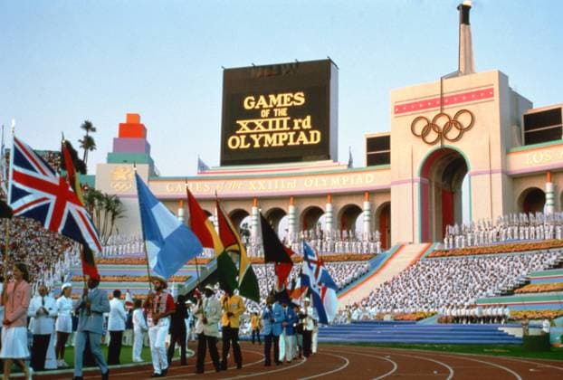Fahnenträger während Eröffnungsfeier der 23. Olympischen Spiele 1984 in Los Angeles - (aflo0348) OS Sommer Olympische Spiele Los Angeles 1984, Sommerspiele, Eröffnung, Eröffnungsfeier, Feier, Vdia Totale Olympiastadion Los Angeles, LA, L.A. OS Sommer Olympische Spiele Los Angeles 1984, Sommerspiele, Eröffnung, Eröffnungsfeier, Feier, Vdia Totale Olympiastadion Los Angeles, LA, L.A.