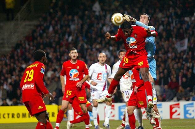 Mamadou Samassa (vorn) und Torwart Yohann Pele (beide Le Mans) behindern sich gegenseitig - (pan18250) Fußball Herren Coupe de la Ligue 2006 2007, Französischer Pokal, Pokalspiel, Halbfinale, OL Gruppe Lyon Dynamik, Fußball Herren Coupe de la Ligue 2006 2007, Französischer Pokal, Pokalspiel, Halbfinale, OL Gruppe Lyon Dynamik,