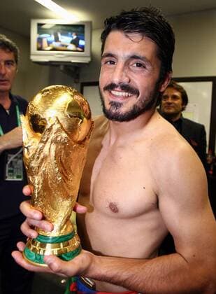 Italien ist Weltmeister 2006 und feiert in der Umkleidekabine - Gennaro Gattuso freut sich mit dem FIFA Weltpokal - Fußball WM Herren WM 2006, Länderspiel, Nationalteam, Endspiel, Finale, Feier, feiern, Siegesfeier Einzelbild o0 Kabinenfeier Berlin Freude, Fußball WM Herren WM 2006, Länderspiel, Nationalteam, Endspiel, Finale, Feier, feiern, Siegesfeier Einzelbild o0 Kabinenfeier Berlin Freude,