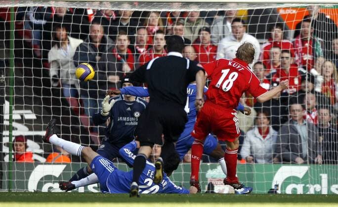Dirk Kuyt (Liverpool, re.) trifft gegen Torwart Petr Cech (Chelsea) zum 1:0 - EDITORIAL USE ONLY. No use with unauthorised audio, video, data, fixture lists, club league logos or live services. Online in-match use limited to 120 images, no video emulation. No use in betting, games or single club league player publications. Fußball Herren English Premier League 2006 2007, 1. Englische Liga, Liverpool FC - Chelsea FC London 2:0 Gruppe Liverpool Dynamik, Fußball Herren English Premier League 2006 2007, 1. Englische Liga, Liverpool FC - Chelsea FC London 2:0 Gruppe Liverpool Dynamik,