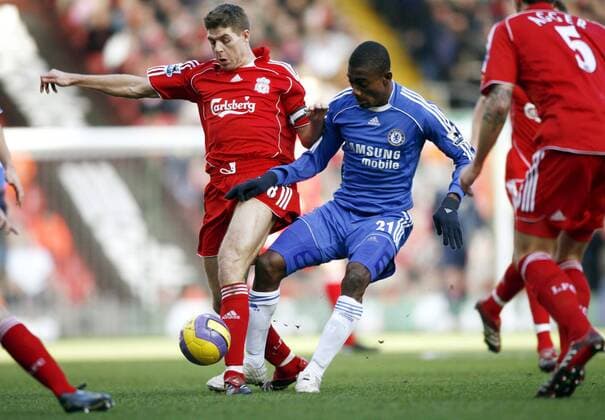 Salomon Kalou (Chelsea, Mitte) gegen Steven Gerrard (Liverpool) - EDITORIAL USE ONLY. No use with unauthorised audio, video, data, fixture lists, club league logos or live services. Online in-match use limited to 120 images, no video emulation. No use in betting, games or single club league player publications. Fußball Herren English Premier League 2006 2007, 1. Englische Liga, Liverpool FC - Chelsea FC London 2:0 Gruppe Liverpool Dynamik, Fußball Herren English Premier League 2006 2007, 1. Englische Liga, Liverpool FC - Chelsea FC London 2:0 Gruppe Liverpool Dynamik,