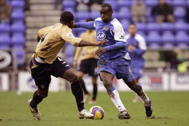 Emile Heskey (Wigan, re.) gegen Joseph Yobo (Everton) - EDITORIAL USE ONLY. No use with unauthorised audio, video, data, fixture lists, club league logos or live services. Online in-match use limited to 120 images, no video emulation. No use in betting, games or single club league player publications. Fußball Herren English Premier League 2006 2007, 1. Englische Liga, Wigan Athletic - Everton FC Gruppe Wigan Dynamik, Fußball Herren English Premier League 2006 2007, 1. Englische Liga, Wigan Athletic - Everton FC Gruppe Wigan Dynamik,