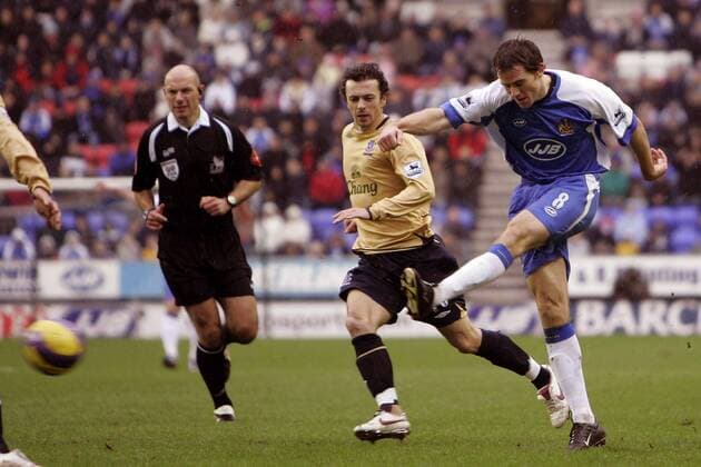 Kevin Kilbane (Wigan, re.) am Ball - EDITORIAL USE ONLY. No use with unauthorised audio, video, data, fixture lists, club league logos or live services. Online in-match use limited to 120 images, no video emulation. No use in betting, games or single club league player publications. Fußball Herren English Premier League 2006 2007, 1. Englische Liga, Wigan Athletic Gruppe Wigan Dynamik, Fußball Herren English Premier League 2006 2007, 1. Englische Liga, Wigan Athletic Gruppe Wigan Dynamik,