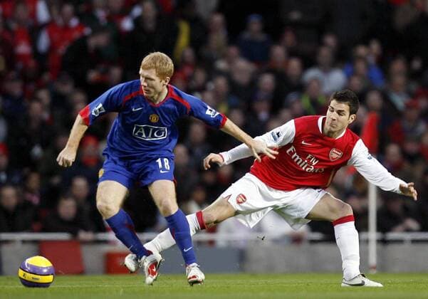 Paul Scholes (Manchester United, li.) gegen Cesc Fabregas (Arsenal) - EDITORIAL USE ONLY. No use with unauthorised audio, video, data, fixture lists, club league logos or live services. Online in-match use limited to 120 images, no video emulation. No use in betting, games or single club league player publications. Fußball Herren English Premier League 2006 2007, 1. Englische Liga, Arsenal FC London - Manchester United, ManU Gruppe London Dynamik, Fußball Herren English Premier League 2006 2007, 1. Englische Liga, Arsenal FC London - Manchester United, ManU Gruppe London Dynamik,