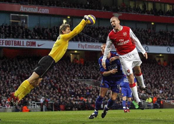 Philippe Senderos (Arsenal, re.) gegen Torwart Edwin van der Sar und Nemanja Vidic (beide Manchester United) - EDITORIAL USE ONLY. No use with unauthorised audio, video, data, fixture lists, club league logos or live services. Online in-match use limited to 120 images, no video emulation. No use in betting, games or single club league player publications. Fußball Herren English Premier League 2006 2007, 1. Englische Liga, Arsenal FC London - Manchester United, ManU Gruppe London Dynamik, Fußball Herren English Premier League 2006 2007, 1. Englische Liga, Arsenal FC London - Manchester United, ManU Gruppe London Dynamik,