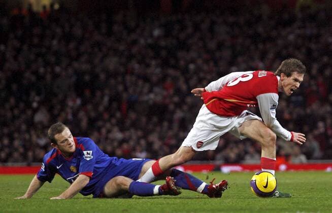 Aliaksandr Hleb (Arsenal, re.) gegen Wayne Rooney (Manchester United) - EDITORIAL USE ONLY. No use with unauthorised audio, video, data, fixture lists, club league logos or live services. Online in-match use limited to 120 images, no video emulation. No use in betting, games or single club league player publications. Fußball Herren English Premier League 2006 2007, 1. Englische Liga, Arsenal FC London - Manchester United, ManU Gruppe London Dynamik, Fußball Herren English Premier League 2006 2007, 1. Englische Liga, Arsenal FC London - Manchester United, ManU Gruppe London Dynamik,