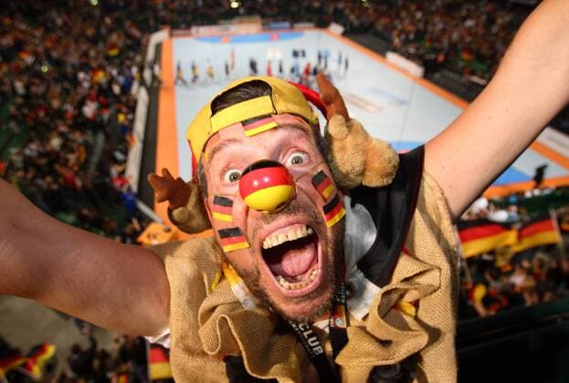 Deutsches Fanoriginal - der lebende Lachsack - mit Clownsnase und Gesichtsbemalung in den Landesfarben im exstatischen Lacheinsatz Handball WM Herren WM 2007, Länderspiel, Nationalteam, Gruppe C, o0 Nase, Deutschlandnase, Landesfarben, Porträt Halle Westfalen, Emotionen Begeisterung, Freude, Handball WM Herren WM 2007, Länderspiel, Nationalteam, Gruppe C, o0 Nase, Deutschlandnase, Landesfarben, Porträt Halle Westfalen, Emotionen Begeisterung, Freude,