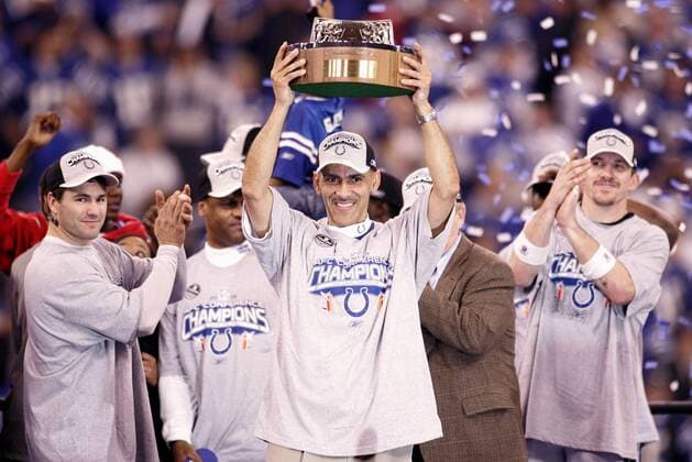 Trainer Tony Dungy (Indianapolis Colts) präsentiert die Lamar Hunt Trophy für den Gewinn der AFC Conference Championships 2007 - (ind2007012145) American Football Herren NFL Conference Championships 2006 2007, AFC, Playoffs, Playoff, Play Offs, Off, Halbfinale Gruppe Indianapolis Freude, American Football Herren NFL Conference Championships 2006 2007, AFC, Playoffs, Playoff, Play Offs, Off, Halbfinale Gruppe Indianapolis Freude,