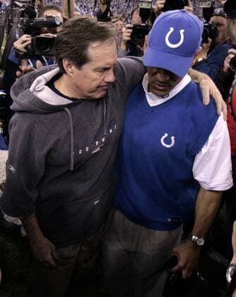 Trainer Bill Belichick (New England Patriots, li.) gratuliert seinem Kollegen Tony Dungy (Indianapolis Colts) zum Gewinn des AFC Conference Championships 2007 - (ind2007012123) American Football Herren NFL Conference Championships 2006 2007, AFC, Playoffs, Playoff, Play Offs, Off, Halbfinale Gruppe Indianapolis Colts - New England Patriots 38:34 Indianapolis Harmonie, Enttäuschung, American Football Herren NFL Conference Championships 2006 2007, AFC, Playoffs, Playoff, Play Offs, Off, Halbfinale Gruppe Indianapolis Colts - New England Patriots 38:34 Indianapolis Harmonie, Enttäuschung,