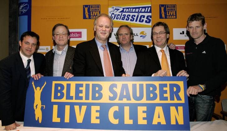 Bleib sauber - Live Clean - dahinter stehen die Funktionäre, v.li.: Frank Bertling, Dirk Nollert, BDR Präsident Rudolf Scharping, Medienkoordinator Christian Hinzpeter, VDR Präsident Klaus Kleyboldt und Sportdirektor Rolf Aldag (alle Deutschland) Radsport Herren Vattenfall Cyclassics 2007, ProTour, Vorschau, Pressekonferenz, PK, Pressetermin Gruppe Upsolut Event GmbH, Bund Deutscher Radfahrer Hamburg, o0 Antidoping, Anti Doping, Radsport Herren Vattenfall Cyclassics 2007, ProTour, Vorschau, Pressekonferenz, PK, Pressetermin Gruppe Upsolut Event GmbH, Bund Deutscher Radfahrer Hamburg, o0 Antidoping, Anti Doping,