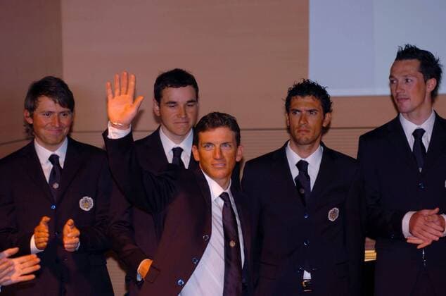 Tyler Hamilton (USA Tinkoff Credit Systems, Mitte) winkt während der Teampräsentation - Radsport Herren Straßenradsport 2007, Straße, Rad, Vorstellung, Präsentation, Pressetermin, Vdig Gruppe Rom Radsport Herren Straßenradsport 2007, Straße, Rad, Vorstellung, Präsentation, Pressetermin, Vdig Gruppe Rom