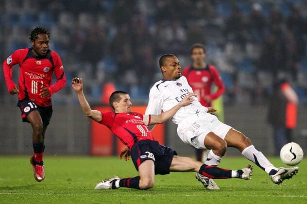 Bonaventure Kalou (Paris St. Germain, re.) gegen Gregory Tafforeau (Lille) - (pan18386) Fußball Herren Ligue 1 2006 2007, 1. Französische Liga, OSC Lille - Paris Saint Germain, PSG, St. Gruppe Lille Dynamik, Kampf, Fußball Herren Ligue 1 2006 2007, 1. Französische Liga, OSC Lille - Paris Saint Germain, PSG, St. Gruppe Lille Dynamik, Kampf,