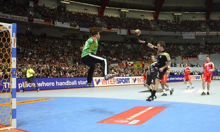 Michael Kraus (Deutschland, Mitte) - Torwurf gegen Torwart Marouan Magaiez (Tunesien) Handball WM Herren WM 2007, Länderspiel, Nationalteam, Nationaltrikot, Gruppe I Gruppe Dortmund Dynamik, Handball WM Herren WM 2007, Länderspiel, Nationalteam, Nationaltrikot, Gruppe I Gruppe Dortmund Dynamik,
