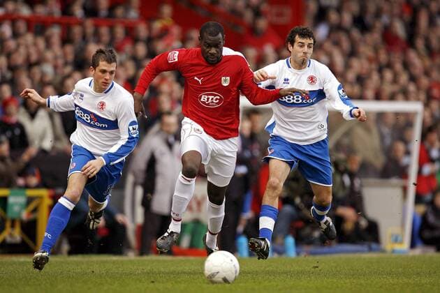Enoch Showunmi (Bristol City, Mitte) gegen Julio Arca (re.) und Andrew Taylor (beide Middlesbrough) - EDITORIAL USE ONLY. No use with unauthorised audio, video, data, fixture lists, club league logos or live services. Online in-match use limited to 120 images, no video emulation. No use in betting, games or single club league player publications. Fußball Herren English FA Cup 2006 2007, Englischer Pokal, Pokalspiel, Bristol City - Middlesbrough FC 2:2 Gruppe Bristol Dynamik, Fußball Herren English FA Cup 2006 2007, Englischer Pokal, Pokalspiel, Bristol City - Middlesbrough FC 2:2 Gruppe Bristol Dynamik,