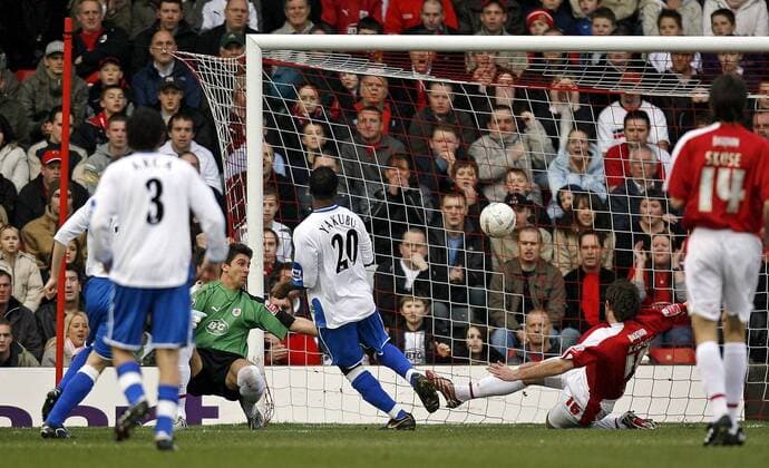 Yakubu Ayegbeni (Middlesbrough) erzielt das 1:0 - EDITORIAL USE ONLY. No use with unauthorised audio, video, data, fixture lists, club league logos or live services. Online in-match use limited to 120 images, no video emulation. No use in betting, games or single club league player publications. Fußball Herren English FA Cup 2006 2007, Englischer Pokal, Pokalspiel, Bristol City - Middlesbrough FC 2:2 Totale Bristol Fußball Herren English FA Cup 2006 2007, Englischer Pokal, Pokalspiel, Bristol City - Middlesbrough FC 2:2 Totale Bristol