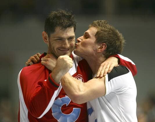 Torwart Henning Fritz bekommt von Michael Kraus (beide Deutschland) für seine außergewöhnliche Leistung einen Kuß Handball WM Herren WM 2007, Länderspiel, Nationalteam, Gruppe I, Nationaltrikot Gruppe Dortmund Glück, Harmonie, Freude, Handball WM Herren WM 2007, Länderspiel, Nationalteam, Gruppe I, Nationaltrikot Gruppe Dortmund Glück, Harmonie, Freude,