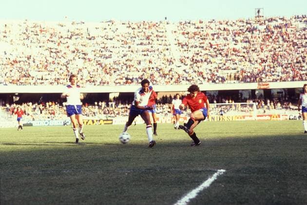 Jesus Maria Zamora (Spanien, re.) zieht ab, daneben Viv Anderson (Mitte) und Phil Thompson (beide England) Fußball Länderspiel Herren EM 1980, Nationalmannschaft, Nationaltrikot, Gruppe B, Spanien - England 1:2 Totale Estadio San Paolo, Stadion Neapel Dynamik, Fußball Länderspiel Herren EM 1980, Nationalmannschaft, Nationaltrikot, Gruppe B, Spanien - England 1:2 Totale Estadio San Paolo, Stadion Neapel Dynamik,