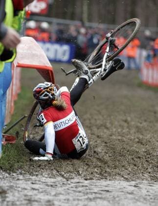 Hanka Kupfernagel (Deutschland) - Sturz (Serie 2 8) Radsport WM Damen WM 2007, Rad, Querfeldein, Querfeldeinrennen, Querfeldeinfahren, Cyclocross, Cyclo Cross, Radcross, Einzelbild o0 Matsch, Schlamm, Nationaltrikot Hooglede Gits Dynamik, Radsport WM Damen WM 2007, Rad, Querfeldein, Querfeldeinrennen, Querfeldeinfahren, Cyclocross, Cyclo Cross, Radcross, Einzelbild o0 Matsch, Schlamm, Nationaltrikot Hooglede Gits Dynamik,