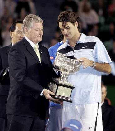 Siegerehrung Australian Open - Roger Federer (Schweiz, re.) bekommt den Pokal vom australischen Verbandspräsidenten Geoff Pollard (Australien) überreicht Tennis Herren Australian Open 2007, Grand Slam, ATP Tour, Finale, Endspiel Gruppe Melbourne Freude, Tennis Herren Australian Open 2007, Grand Slam, ATP Tour, Finale, Endspiel Gruppe Melbourne Freude,