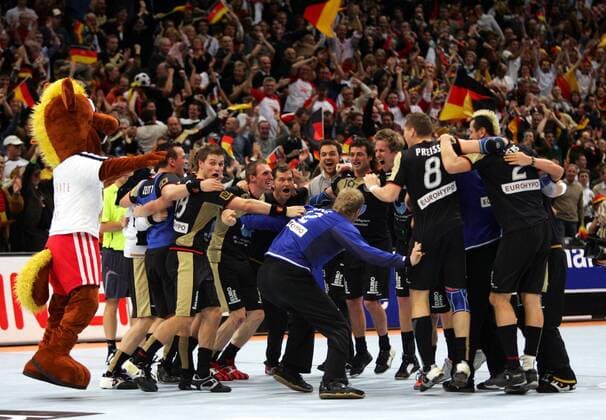 Mannschaftsjubel Deutschland nach dem Erfolg im Viertelfinale Handball WM Herren WM 2007, Länderspiel, Nationalteam, Nationaltrikot, Viertelfinale, Nationalfahne, Nationalfahnen Totale Köln Glück, Freude, Begeisterung, Handball WM Herren WM 2007, Länderspiel, Nationalteam, Nationaltrikot, Viertelfinale, Nationalfahne, Nationalfahnen Totale Köln Glück, Freude, Begeisterung,