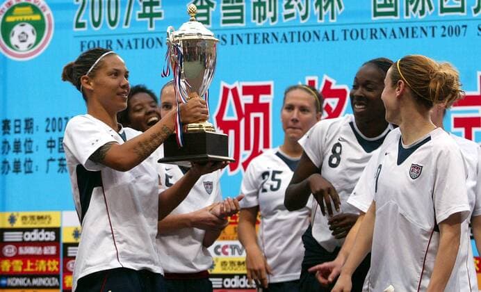 Natasha Kai (USA, li.) nimmt stellvertretend für ihre Mannschaft den Siegespokal des Viernationenturniers 2007 entgegen - (IMC2007013020678) Fußball Länderspiel Damen Vier Nationen Turnier 2007, Vierländerturnier, Viernationenturnier, 4 Länder, Four Nations, Frauen Gruppe Frauenfußball Guangzhou Freude, Fußball Länderspiel Damen Vier Nationen Turnier 2007, Vierländerturnier, Viernationenturnier, 4 Länder, Four Nations, Frauen Gruppe Frauenfußball Guangzhou Freude,