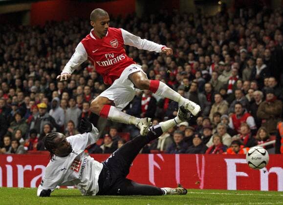 Armand Traore (Arsenal, re.) gegen Pascal Chimbonda (Tottenham Hotspurs) - EDITORIAL USE ONLY. No use with unauthorised audio, video, data, fixture lists, club league logos or live services. Online in-match use limited to 120 images, no video emulation. No use in betting, games or single club league player publications. Fußball Herren Carling Cup 2006 2007, Englischer Ligapokal, Pokal, Pokalspiel, English Premier League, Spurs Gruppe London Dynamik, Kampf Fußball Herren Carling Cup 2006 2007, Englischer Ligapokal, Pokal, Pokalspiel, English Premier League, Spurs Gruppe London Dynamik, Kampf