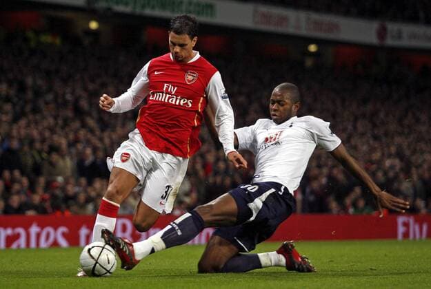 Jeremie Aliadiere (Arsenal, li.) gegen Anthony Gardner (Tottenham Hotspurs) - EDITORIAL USE ONLY. No use with unauthorised audio, video, data, fixture lists, club league logos or live services. Online in-match use limited to 120 images, no video emulation. No use in betting, games or single club league player publications. Fußball Herren Carling Cup 2006 2007, Englischer Ligapokal, Pokal, Pokalspiel, English Premier League, Spurs Gruppe London Dynamik, Fußball Herren Carling Cup 2006 2007, Englischer Ligapokal, Pokal, Pokalspiel, English Premier League, Spurs Gruppe London Dynamik,