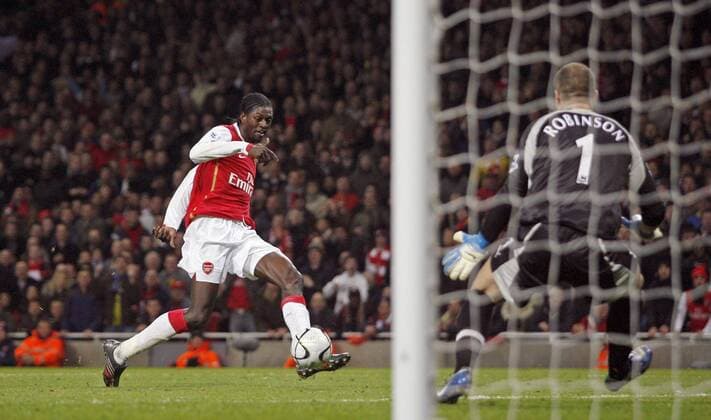 Emmanuel Adebayor (Arsenal, li.) erzielt das 1:0 gegen Torwart Paul Robinson (Tottenham Hotspurs) - EDITORIAL USE ONLY. No use with unauthorised audio, video, data, fixture lists, club league logos or live services. Online in-match use limited to 120 images, no video emulation. No use in betting, games or single club league player publications. Fußball Herren Carling Cup 2006 2007, Englischer Ligapokal, Pokal, Pokalspiel, English Premier League, Spurs Gruppe London Dynamik, Fußball Herren Carling Cup 2006 2007, Englischer Ligapokal, Pokal, Pokalspiel, English Premier League, Spurs Gruppe London Dynamik,