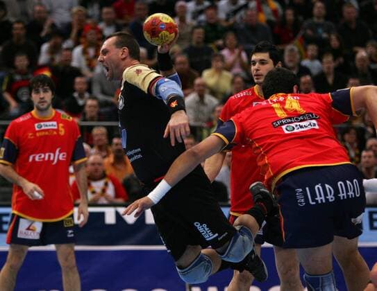 Christian Schwarzer (Deutschland) am Ball Handball Länderspiel Herren WM 2007, Nationalteam, Nationaltrikot, Viertelfinale, Deutschland - Spanien 27:25, Vdig Gruppe Köln Dynamik, Handball Länderspiel Herren WM 2007, Nationalteam, Nationaltrikot, Viertelfinale, Deutschland - Spanien 27:25, Vdig Gruppe Köln Dynamik,
