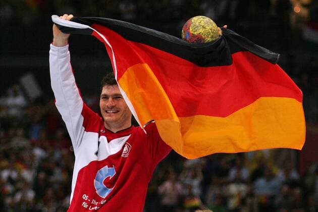 Torwart Henning Fritz (Deutschland) bejubelt mit Deutschlandfahne den Finaleinzug bei der WM 2007 Handball WM Herren WM 2007, Länderspiel, Nationalteam, Nationaltrikot, Halbfinale Einzelbild Köln Glück Freude, Handball WM Herren WM 2007, Länderspiel, Nationalteam, Nationaltrikot, Halbfinale Einzelbild Köln Glück Freude,