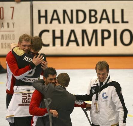 Deutschland - Handball Champion 2007, mit Torwart Johannes Bitter (li.), Torwartkollege Henning Fritz (vorn li.) und Co Trainer Martin Heuberger (re.) Handball WM Herren WM 2007, Länderspiel, Nationalteam, Nationaltrikot, Finale, Endspiel, Gruppe Köln Harmonie, Freude, Kameradschaft, Handball WM Herren WM 2007, Länderspiel, Nationalteam, Nationaltrikot, Finale, Endspiel, Gruppe Köln Harmonie, Freude, Kameradschaft,