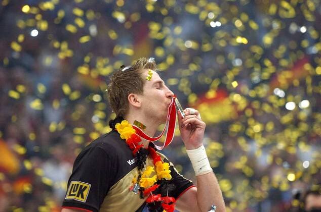 Oliver Roggisch (Deutschland) küsst seine Goldmedaille für den Weltmeistertitel 2007 Handball WM Herren WM 2007, Länderspiel, Nationalteam, Finale, Endspiel, Feier, feiern, Siegesfeier, Sieg, Sieger Einzelbild Köln Glück, Freude, Handball WM Herren WM 2007, Länderspiel, Nationalteam, Finale, Endspiel, Feier, feiern, Siegesfeier, Sieg, Sieger Einzelbild Köln Glück, Freude,